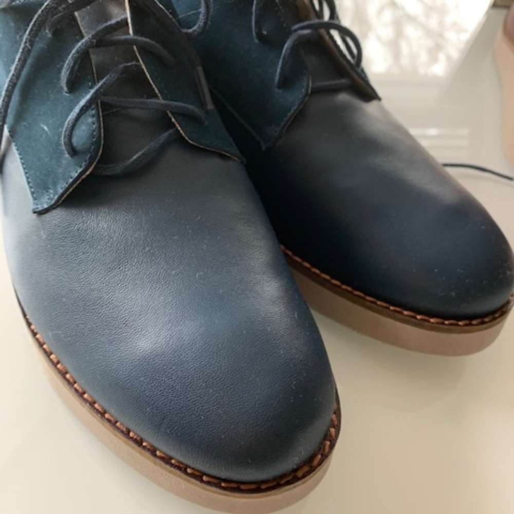 Brand new Softwalk Navy shoes